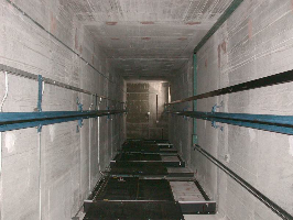 1. De elektrisch aangedreven lift Onderdelen de schacht en de geleiders
