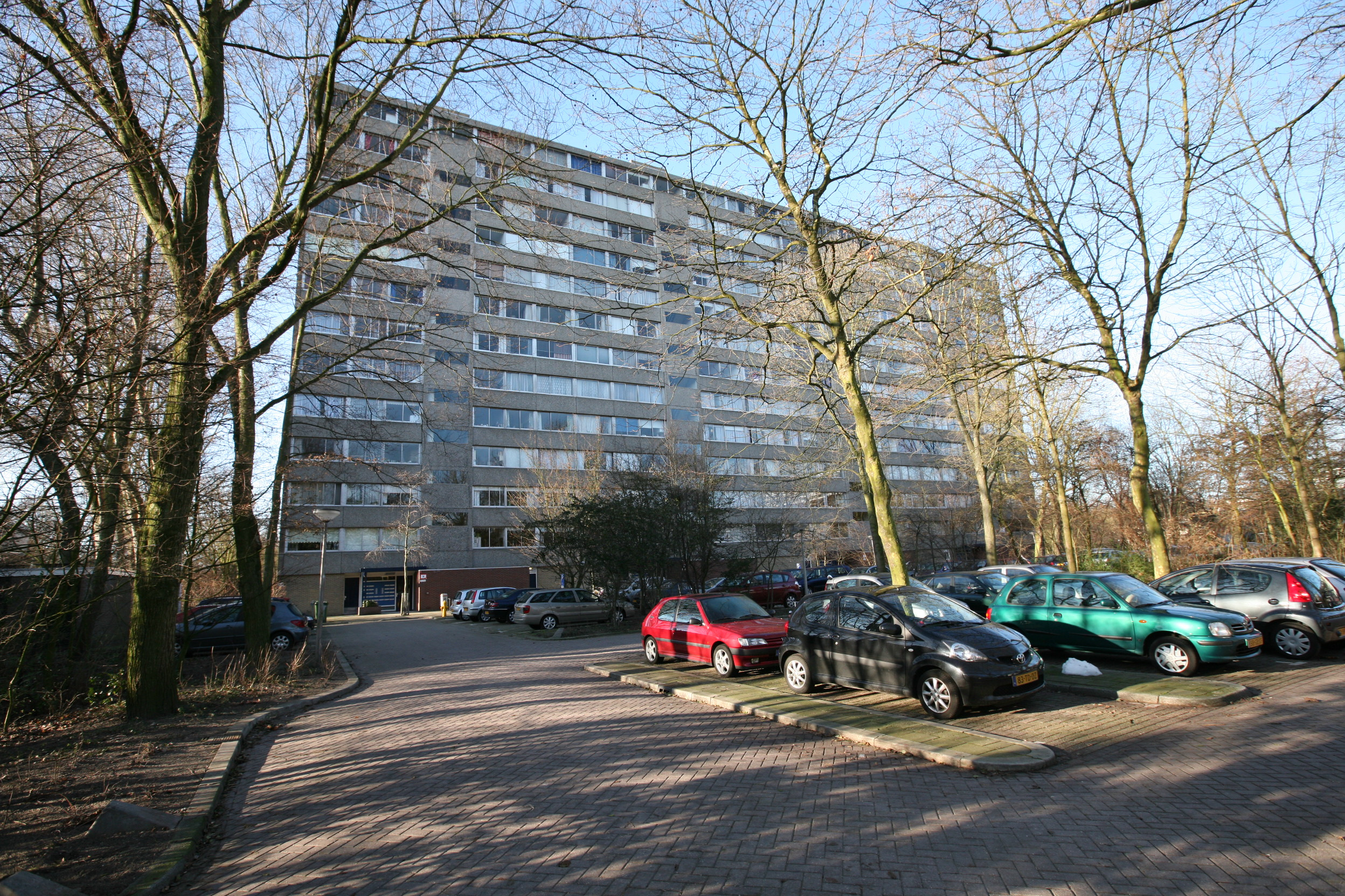Het gebouw heeft afgesloten portieken, is voorzien van liften en is gelegen nabij uitvalswegen, openbaar vervoer en winkelcentrum (de Hoven).