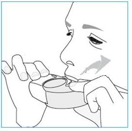 Breng uw inhalatr p mndhgte en sluit uw lippen rndm het mndstuk. Bedek de luchtinlaat niet terwijl u uw inhalatr vasthudt. Inhaleer niet via de luchtinlaat. 2. Haal via uw mnd snel en diep adem.