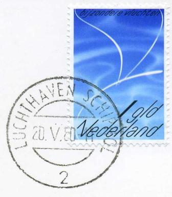LUCHTHAVEN AMSTERDAM-SCHIPHOL Rubber stempel gebruikt voor de stempeling van de kaart ter gelegenheid van de Speciale Vlucht van Eindhoven naar Amsterdam-Schiphol op 15 mei 1951.