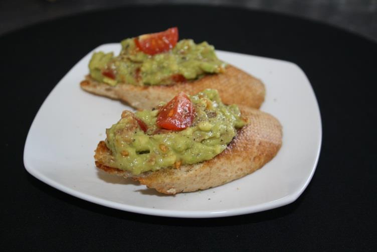 10x Bruschetta met guacamole 1 broodje per persoon Ingrediënten: - Bruin/meergranen/ volkoren stokbrood (1 stuk) - Olijfolie (2 eetlepels) - Rijpe avocado s (2 stuks) - Limoen (1/2 stuk) - Teentje