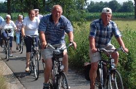 KWB op de fiets door onze groene provincie Al jarenlang verzorgt Andre Van Velk fietstourtjes door onze groene provincie (en af en toe er ook een stukje