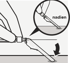 Draai niet aan de transparante beschermhuls van de naald omdat de luerverbinding dan kan loskomen.