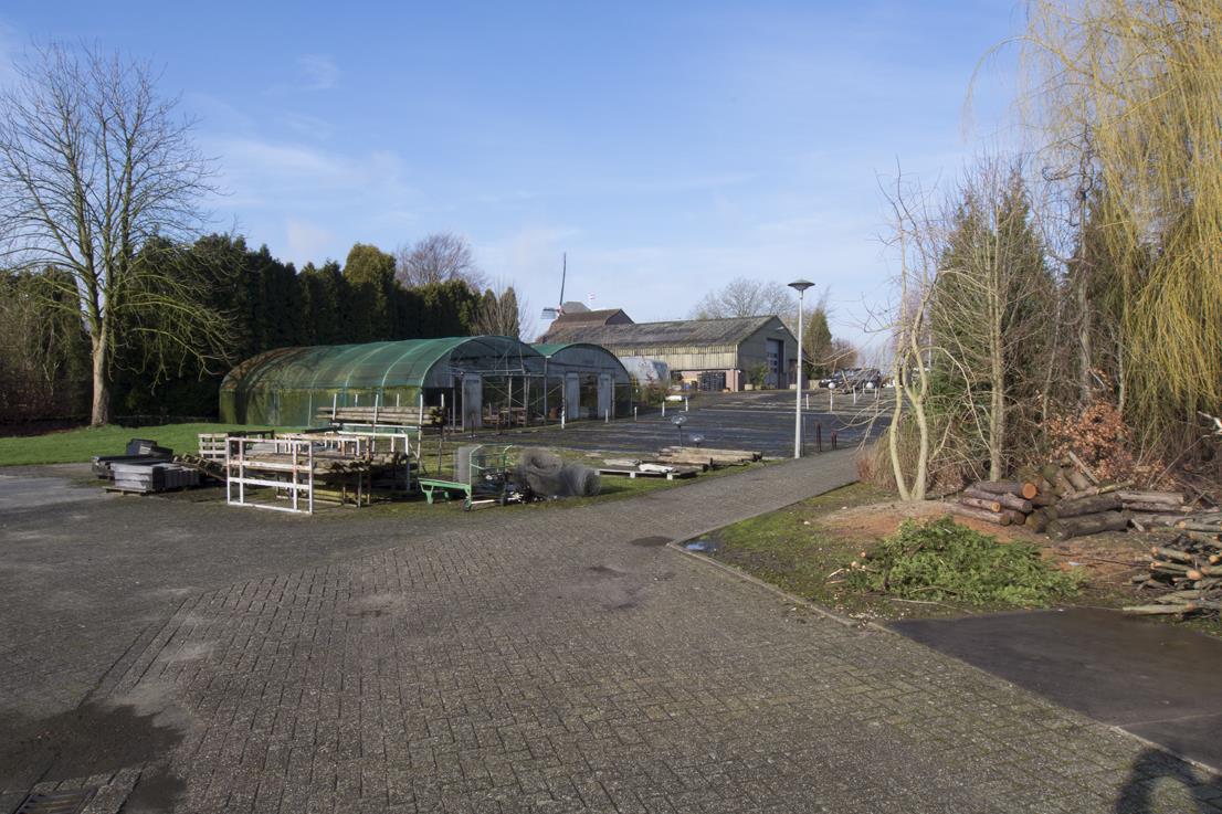 KENMERKEN BEDRIJF : - bouwjaar 1985; - traditionele bouw, staalconstructie, borstwering met daarboven golfplaten; - voornamelijk aluminium ramen, deuren en kozijnen, enkele beglazing; - betonnen