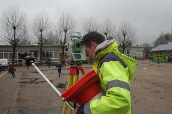 Project afdak / speelplaats gaat van start Onze school is de laatste jaren fors aangegroeid, dat weten jullie.