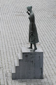 kunstenaar: Vera van Hasselt titel: Mariken van Nieumeghen jaartal: 1957 locatie: Grote Markt Mariken van Nieumeghen is de hoofdpersoon uit een zestiende eeuws mirakelspel, waarschijnlijk geschreven