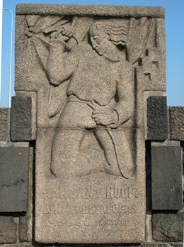 kunstenaar: Jac Maris titel: Gedenksteen Jan van Hoof jaartal: 1945 locatie: Waalbrug, pijler aan Lentse zijde De student Jan van Hoof was in de oorlogsjaren lid van de geheime Dienst Nederland en