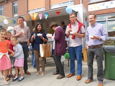 Die eerste middag werden ze getrakteerd op een heuse friet met curryworst. Bedankt aan alle leden van het oudercomité voor deze fijne attentie.