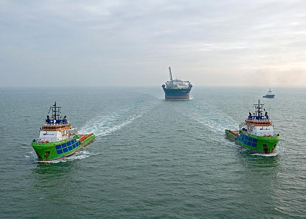 De zeesleepvaartdivisies van beide rederijen fuseren in 1991 onder druk van de internationale concurrentie tot SmitWijs.