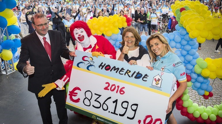 De opbrengst van de wielertocht HomeRide was bij de finish maar liefst 844.000 euro en er komen nog steeds donaties binnen. De sfeer in Groningen was opperbest. Trots overheerste.