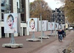 Joy. Een House of Joy is een eigen plek voor vluchtelingen, dichtbij het azc. Vrijwilligers van kerken ontmoeten hier de vluchteling. Samen maken ze het tot een warme plek een thuis.