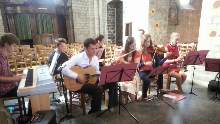 Het waren twee prachtige vieringen. De catechisten en de Sjaloomband hebben het allerbeste van zichzelf gegeven. Geen woorden kunnen de sfeer echt beschrijven of toch?