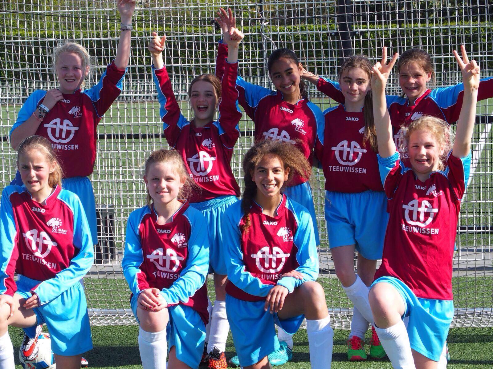 Schoolvoetbalmeiden schoppen het ver.. In het vorige Akkerfeitje heeft u vast gelezen dat het meiden team 2 van De Akker het schoolvoetbaltoernooi gewonnen had.