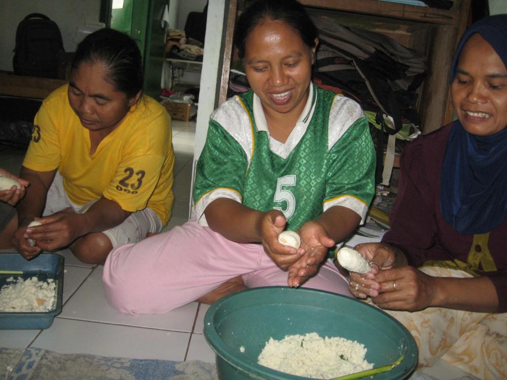 Trukajaya leert boeren om weer de gezonde, traditionele gewassen te verbouwen.