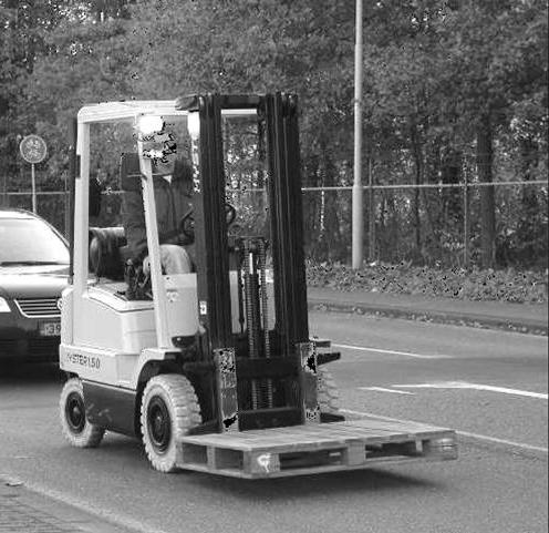 Als er met de heftruck op de openbare weg wordt gereden moeten de punten van de vorken afgeschermd zijn, bijvoorbeeld met een autoband of pallet. 11.