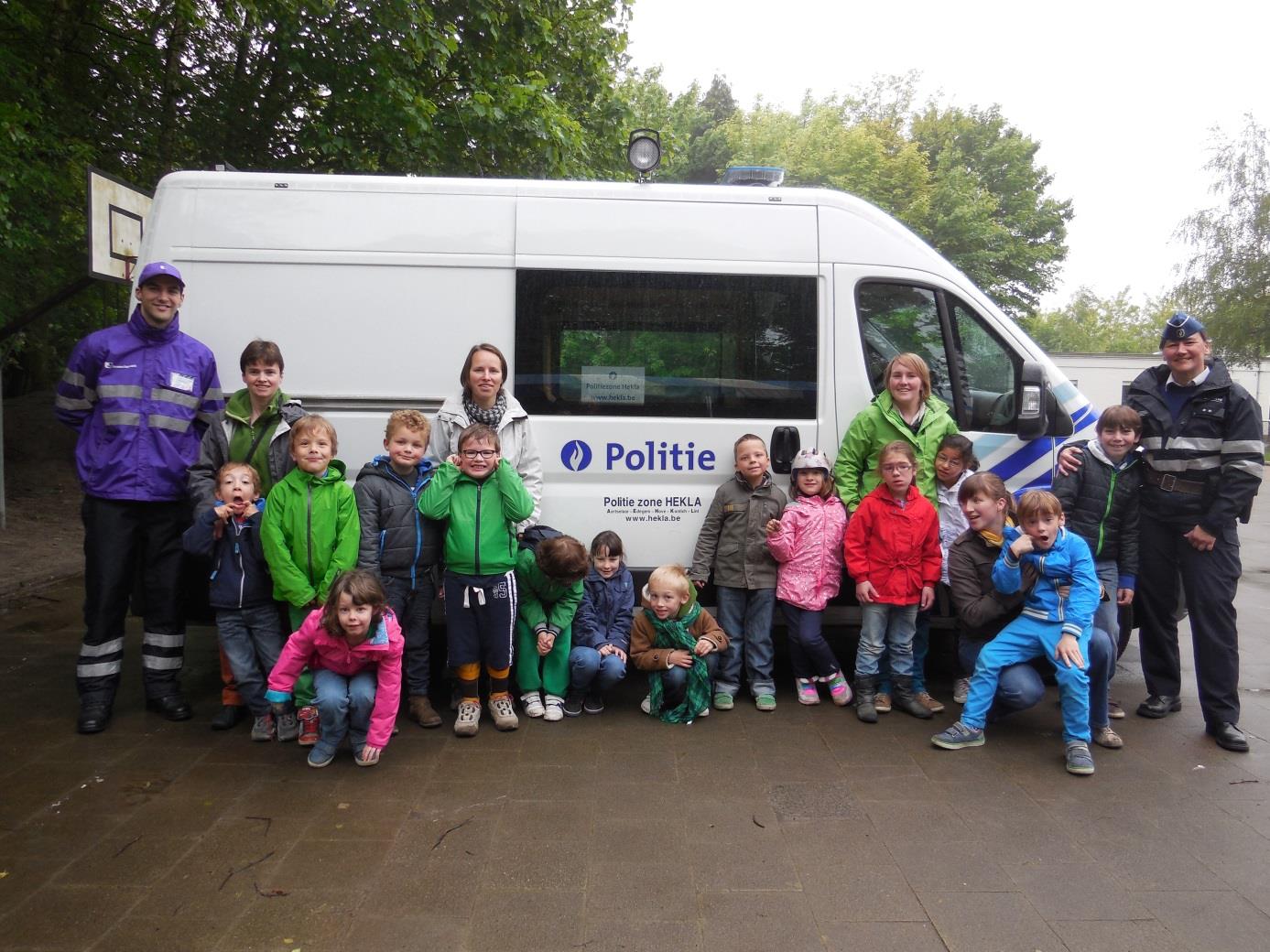 Het werd een druilerige regendag: de ganse dag bleef het regenen. Maar de kinderen lieten het niet aan hun hart komen.