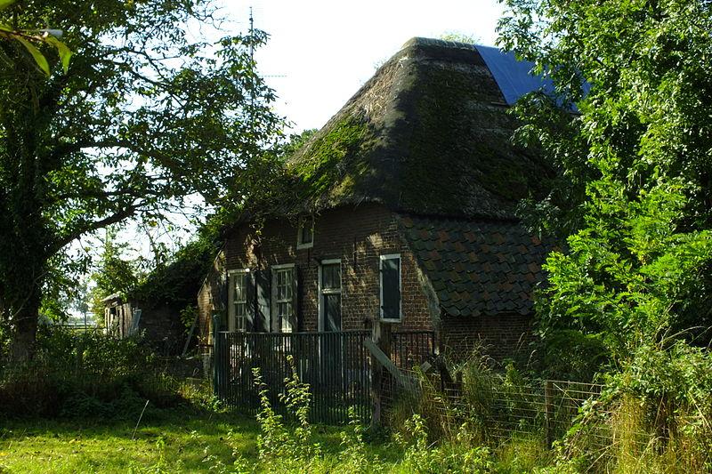 1. Kortgevelboerderij (rijksmonument) De Kaatse Hoeve in Gemonde Deze boerderij uit de 17/18 e eeuw ligt met de nok evenwijdig aan de met Canadese populieren omzoomde weg met sloot op een klein erf