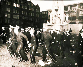 BIJ DE TIJD ================================================================== Nostalgie, Hippies van de Dam geveegd Eind vijftiger jaren werden de mensen langzamerhand een beetje mondiger.