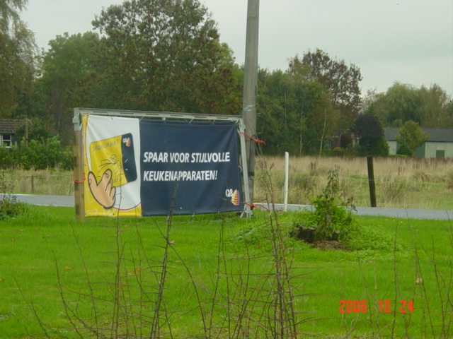 Voorbeeld van een reclame die geen binding heeft met de grond waarop hij staat; het is een verwijsreclame die niet is