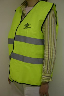 Overige persoonlijke veiligheid ART. NR. : 26270 Verkeersvest geel met reflecterende banden, 100% polyester, EN 471. ART. NR. : 26701 Veiligheidshelm, wit, Universal.