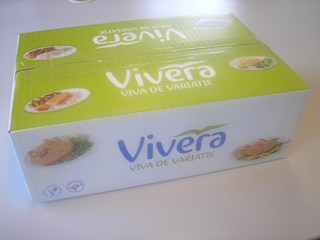 Vivera Het vegetarische assoriment bestaat uit gasverpakte PET-schalen vleesvervangers: 2x vega groenteschijf, 2x vega Javaanse schijf, 2x vega burger, 2x vega balletjes.