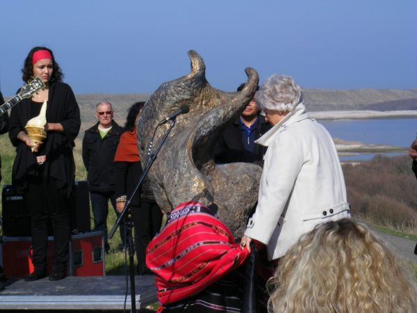 Onthulling van het Moluks monument door toenmalig commissaris der koningin Karla Peijs.