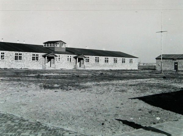 Barak van het voormalige kamp Westkapelle. (Zeeuwse Bibliotheek, Beeldbank Zeeland, foto I.