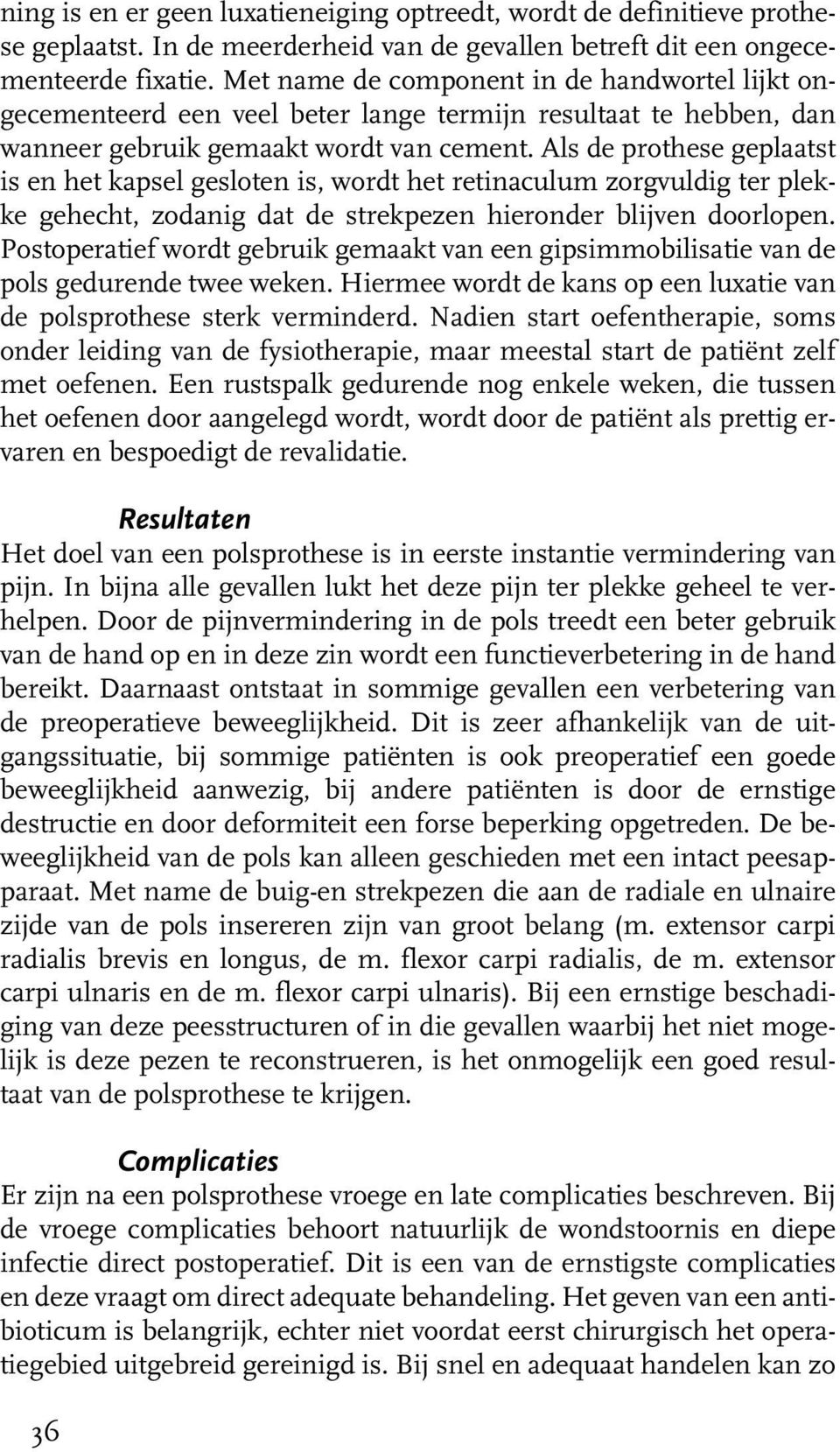 Als de prothese geplaatst is en het kapsel gesloten is, wordt het retinaculum zorgvuldig ter plekke gehecht, zodanig dat de strekpezen hieronder blijven doorlopen.