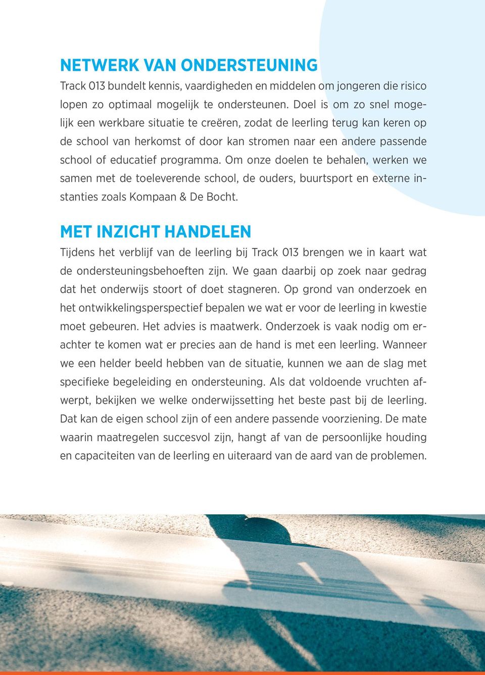Om onze doelen te behalen, werken we samen met de toeleverende school, de ouders, buurtsport en externe instanties zoals Kompaan & De Bocht.