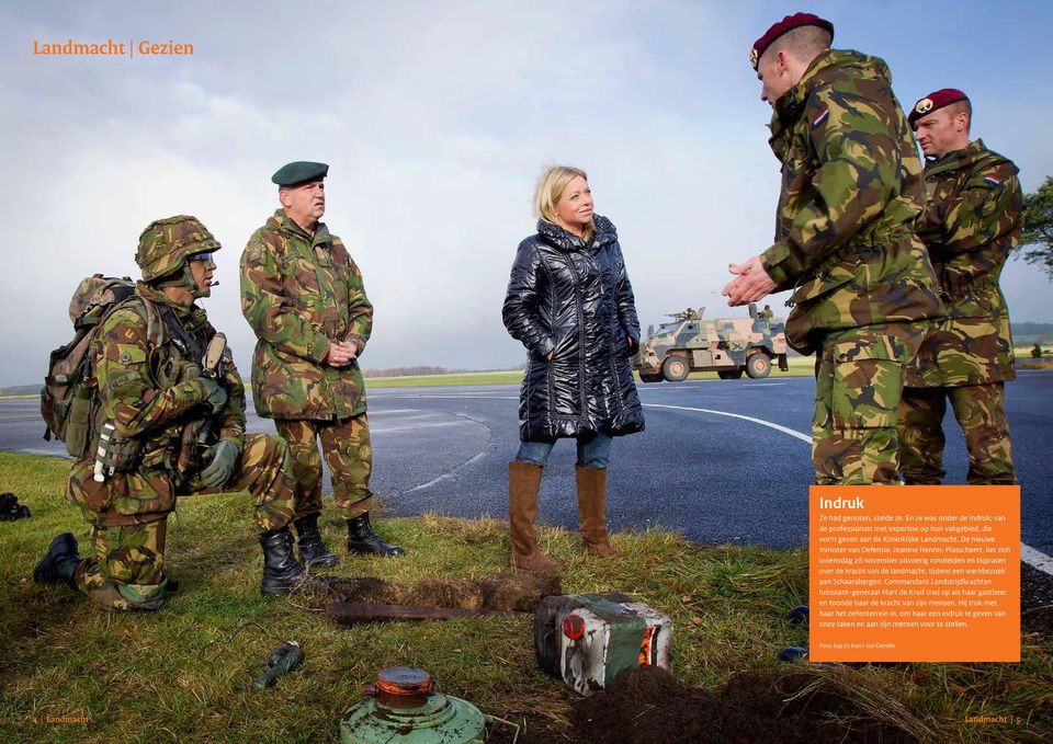 De nieuwe minister van Defensie, Jeanine Hennis-Plasschaert, liet zich woensdag 28 november uitvoerig rondleiden en bijpraten over de kracht van de landmacht, tijdens een