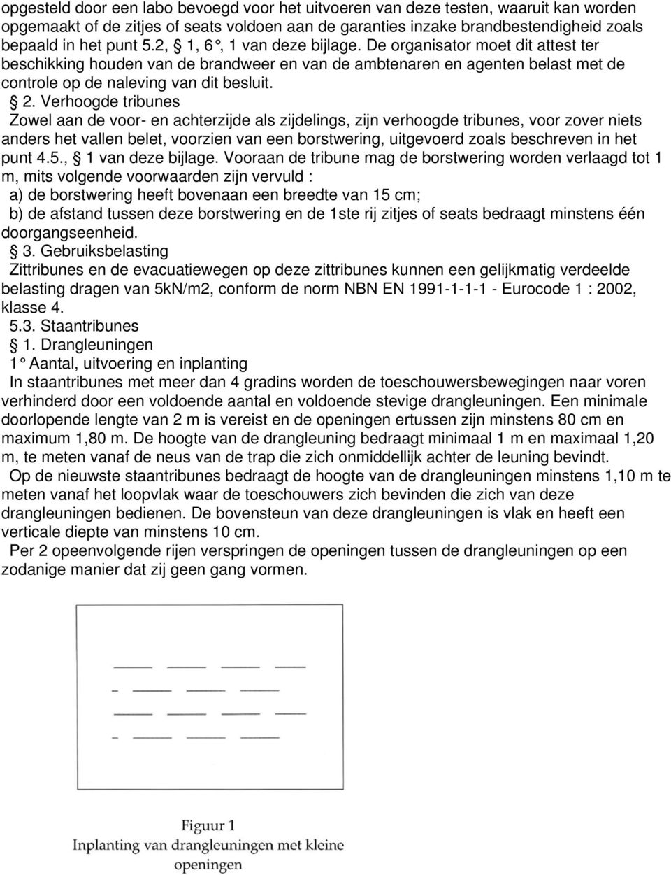 Verhoogde tribunes Zowel aan de voor- en achterzijde als zijdelings, zijn verhoogde tribunes, voor zover niets anders het vallen belet, voorzien van een borstwering, uitgevoerd zoals beschreven in