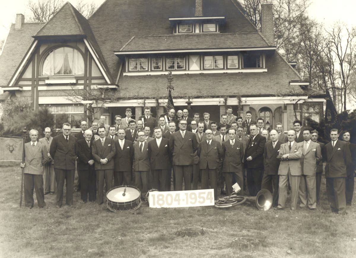 (1849-1899), De Verenigde Jongelingen (1865-1945), De Verenigde Kunstmaatschappijen (1920-1990), Librado afdeling Wetteren (1932-1936), Willemsfonds afdeling Wetteren (1936-1997), Liberale