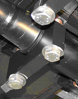 Loshalen van de cilinder(s) Van de cilinder die vervangen moet worden, moeten alle lipjes plat geslagen worden van de lipborgplaatjes M16 die de 6-kant boutkoppen borgen van de klemschalen (afb.
