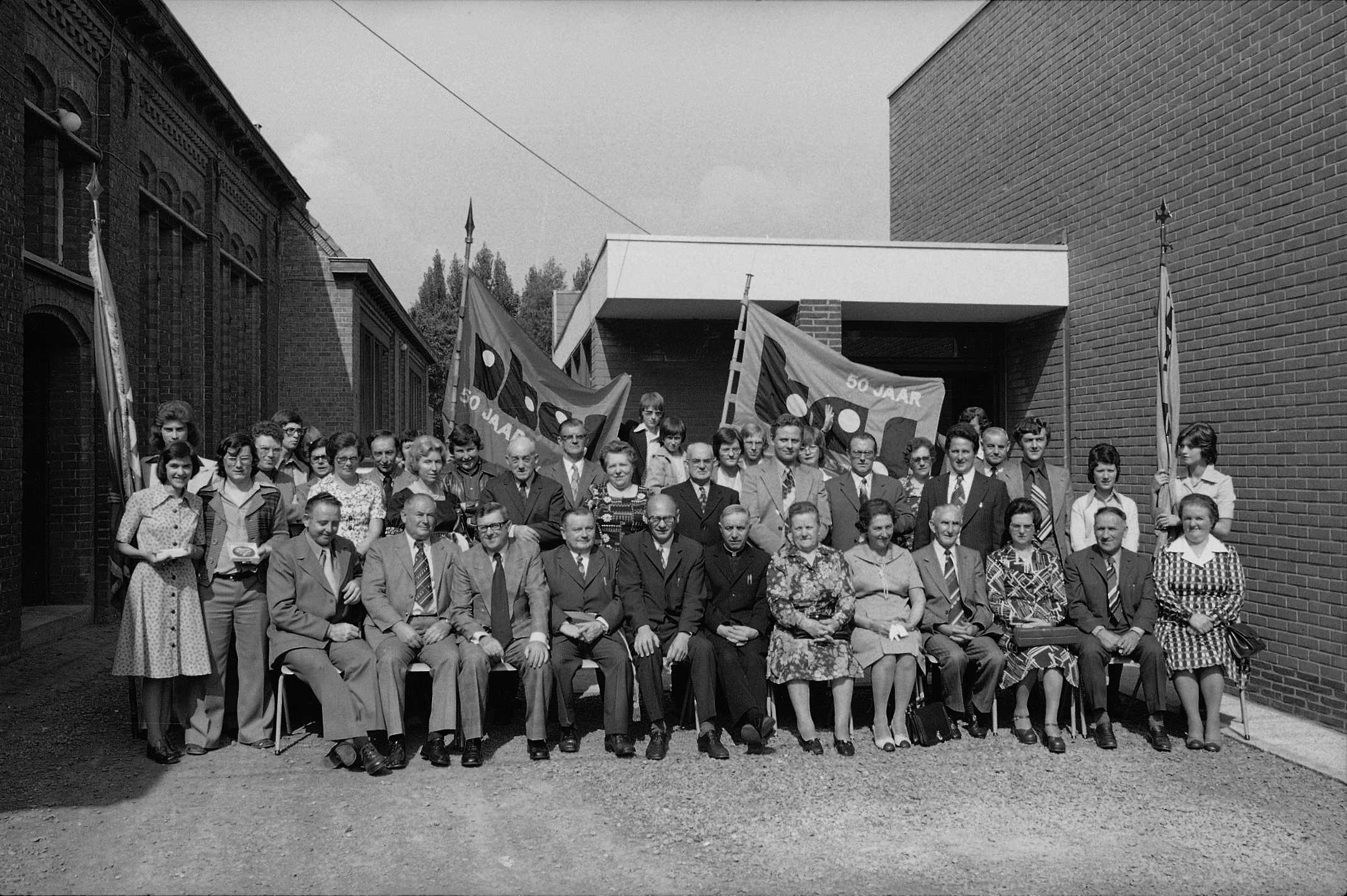 Stadsarchief zoekt medewerking Onderstaande foto is genomen in 1975 in Hulste. Toen vierde men de 50ste verjaardag van de KAJ/ VKAJ te Hulste. Zitten er bekende gezichten tussen? Laat het ons weten!