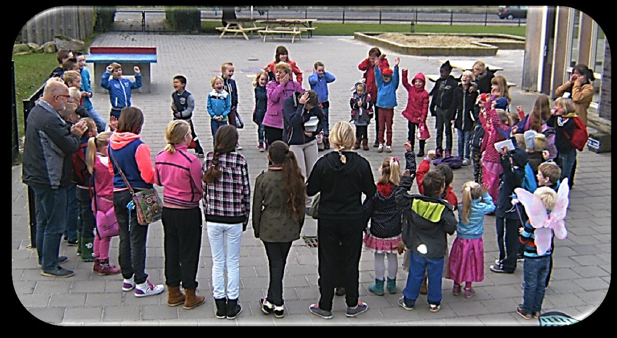 Zingen voor de jarige juffen We zijn goed verwend door de kinderen. Hartelijk dank daarvoor! Het was een gezellige ochtend!