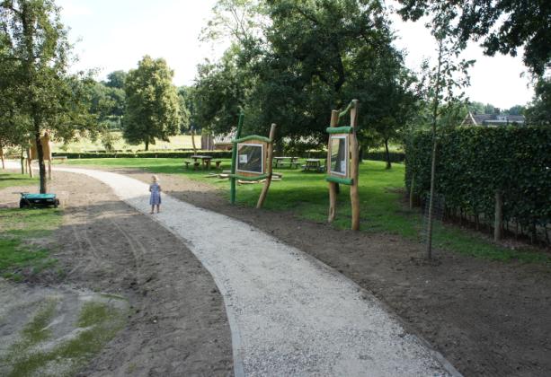 Anders dan bij de bouw van openbare gebouwen is er geen wettelijke verplichting om speelvoorzieningen toegankelijk te ontwerpen en te bouwen.