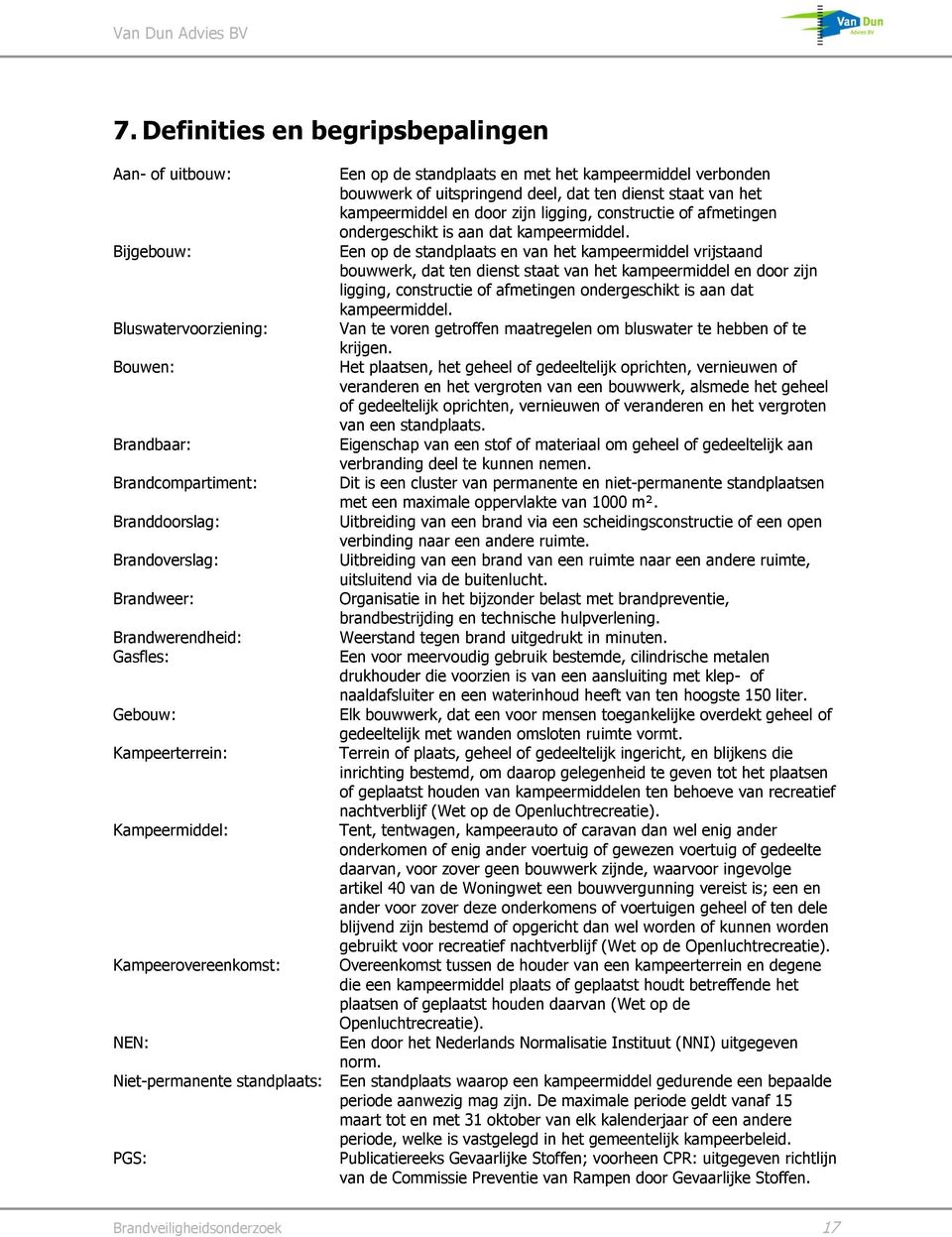 zijn ligging, constructie of afmetingen ondergeschikt is aan dat kampeermiddel.