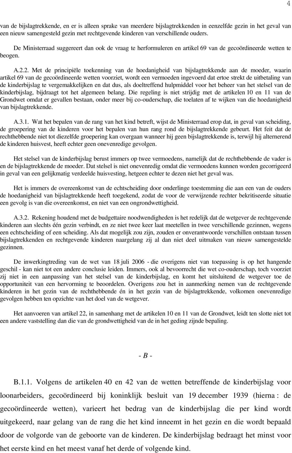 2. Met de principiële toekenning van de hoedanigheid van bijslagtrekkende aan de moeder, waarin artikel 69 van de gecoördineerde wetten voorziet, wordt een vermoeden ingevoerd dat ertoe strekt de