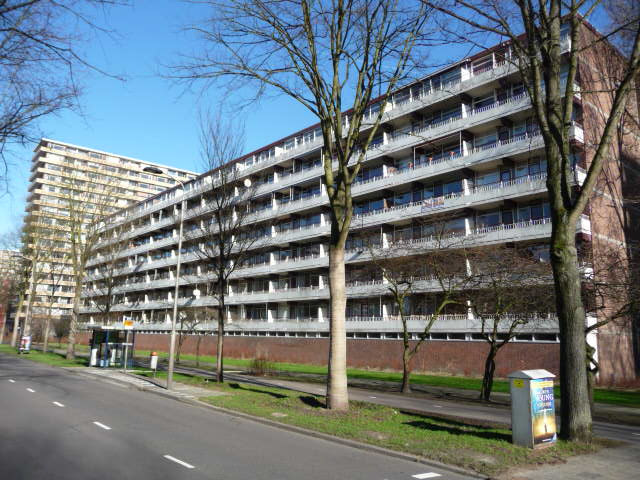 Het gebouw heeft een afgesloten hal, is voorzien van een lift en is gelegen nabij winkels (In de Hoven), openbaar vervoer (tram, bus en station