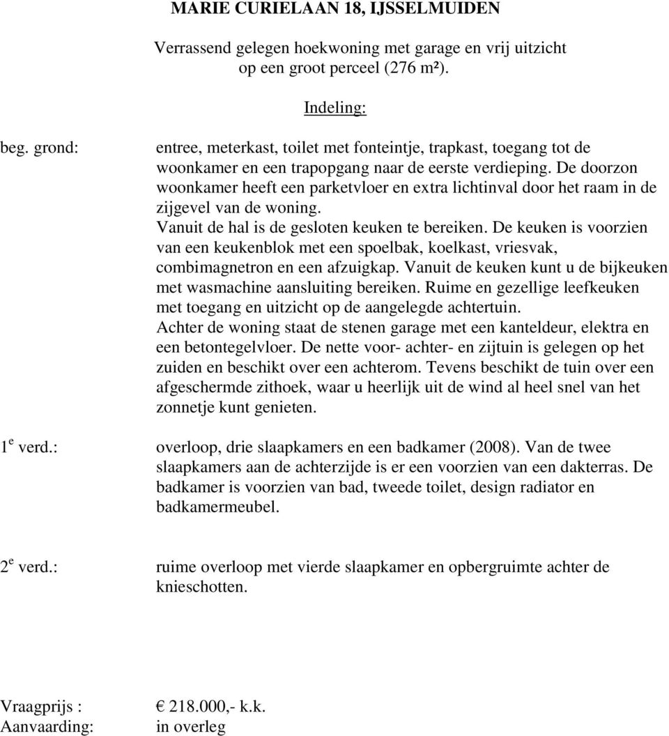 De doorzon woonkamer heeft een parketvloer en extra lichtinval door het raam in de zijgevel van de woning. Vanuit de hal is de gesloten keuken te bereiken.