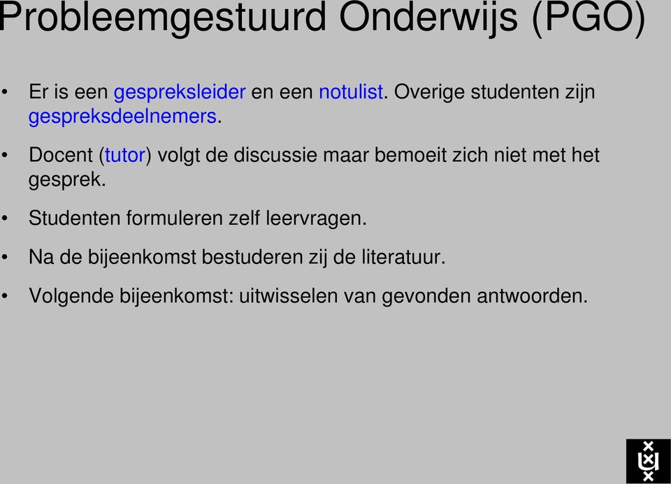 Docent (tutor) volgt de discussie maar bemoeit zich niet met het gesprek.