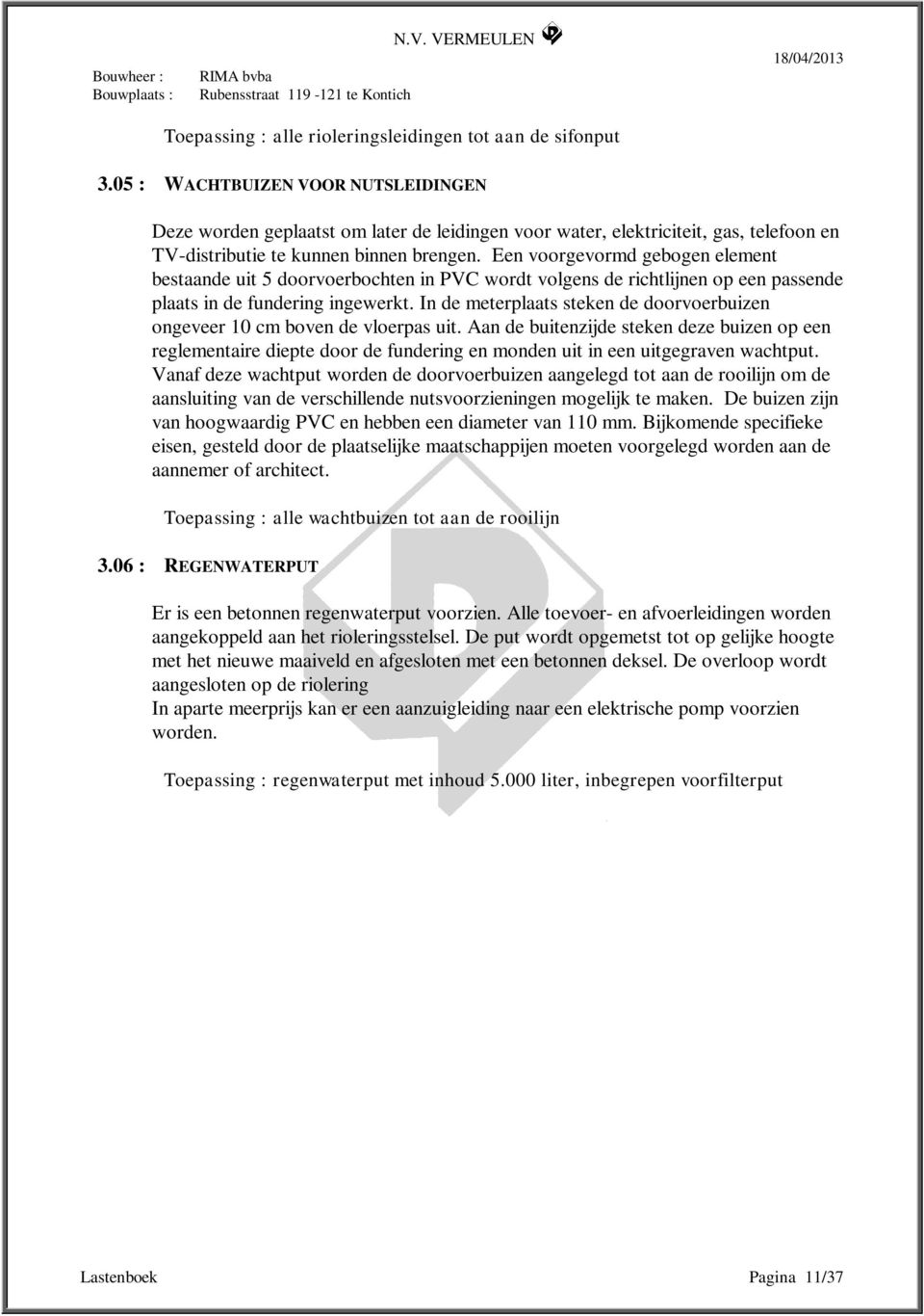 Een voorgevormd gebogen element bestaande uit 5 doorvoerbochten in PVC wordt volgens de richtlijnen op een passende plaats in de fundering ingewerkt.