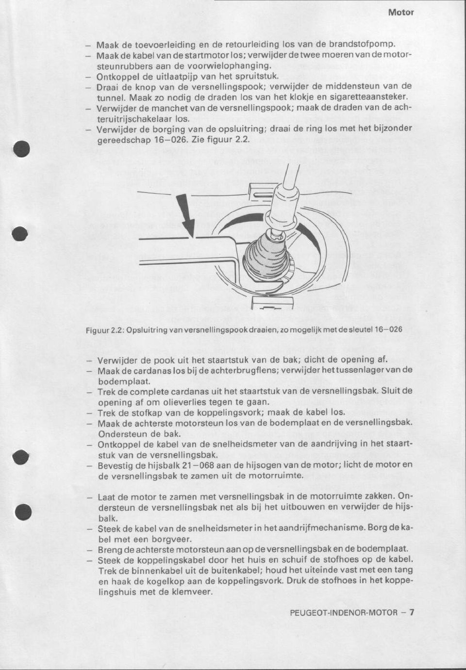 Verwijder de manchet van de versnellingspook; maak de draden van de achteruitrijschakelaar los. Verwijder de borging van de opsluitring; draai de ring los met het bijzonder gereedschap 8-028.