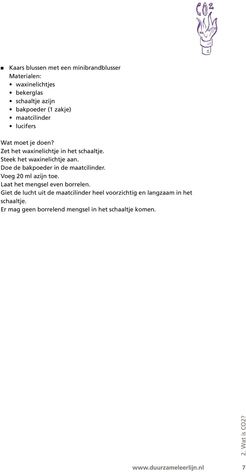 Doe de bakpoeder in de maatcilinder. Voeg 20 ml azijn toe. Laat het mengsel even borrelen.