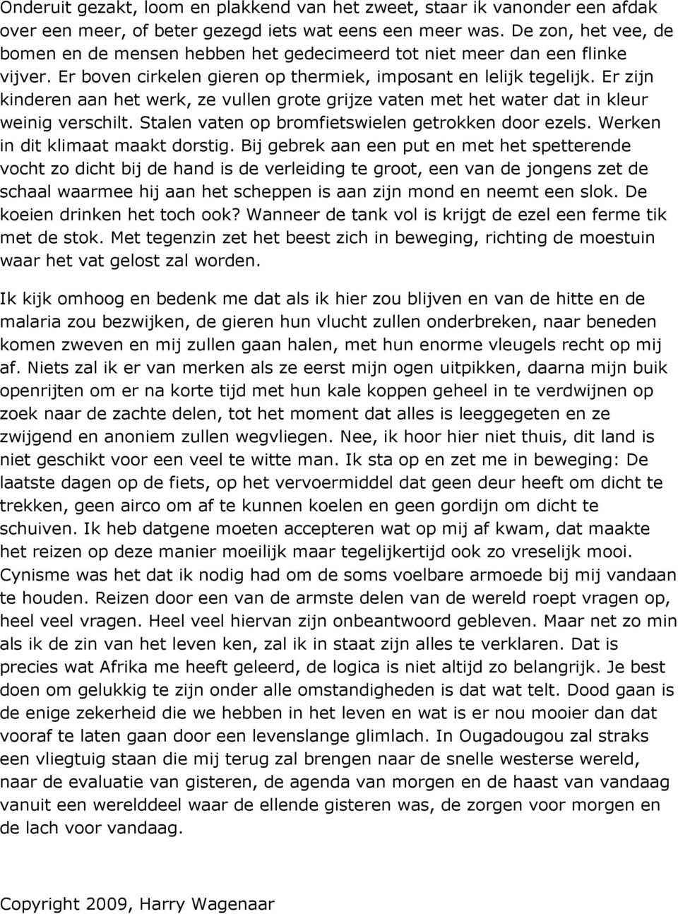 Er zijn kinderen aan het werk, ze vullen grote grijze vaten met het water dat in kleur weinig verschilt. Stalen vaten op bromfietswielen getrokken door ezels. Werken in dit klimaat maakt dorstig.