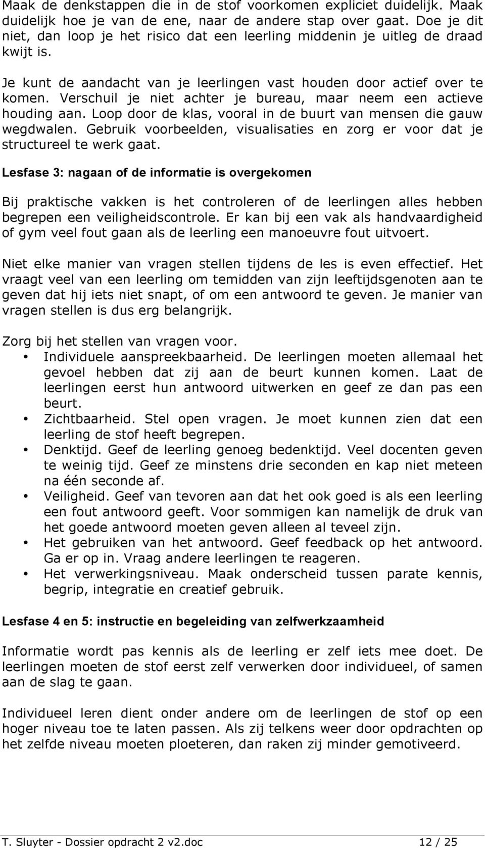 Verschuil je niet achter je bureau, maar neem een actieve houding aan. Loop door de klas, vooral in de buurt van mensen die gauw wegdwalen.