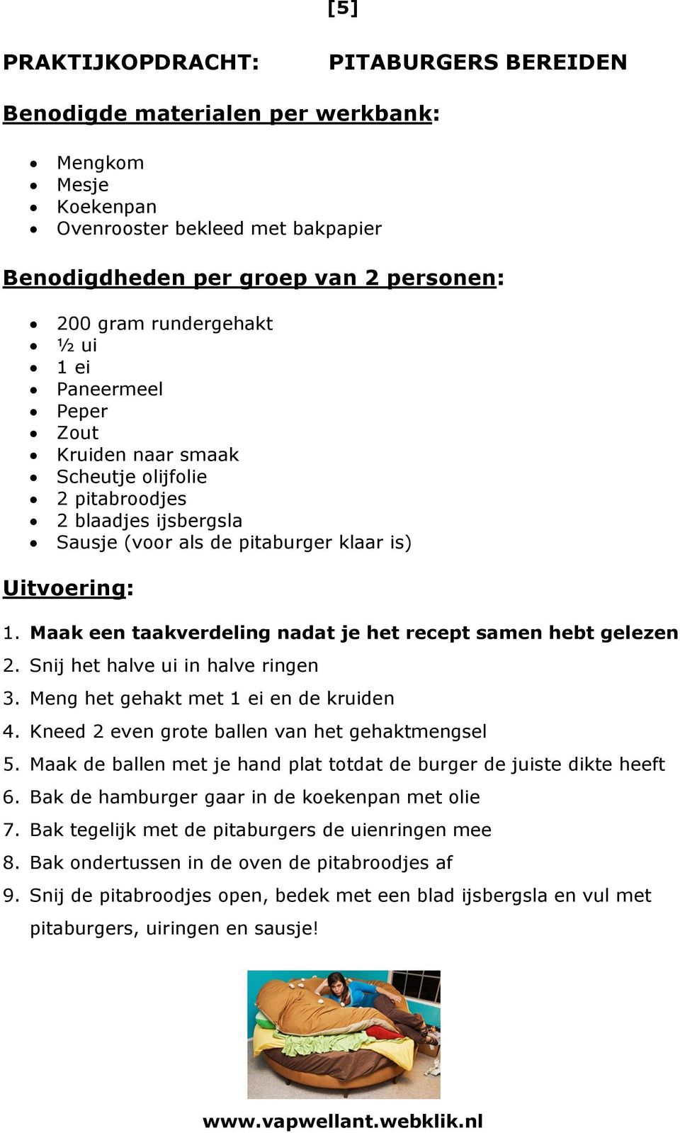 Maak een taakverdeling nadat je het recept samen hebt gelezen 2. Snij het halve ui in halve ringen 3. Meng het gehakt met 1 ei en de kruiden 4. Kneed 2 even grote ballen van het gehaktmengsel 5.