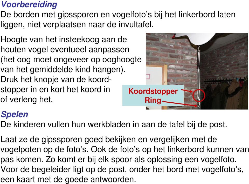 Druk het knopje van de koordstopper in en kort het koord in of verleng het. Koordstopper Ring Spelen De kinderen vullen hun werkbladen in aan de tafel bij de post.