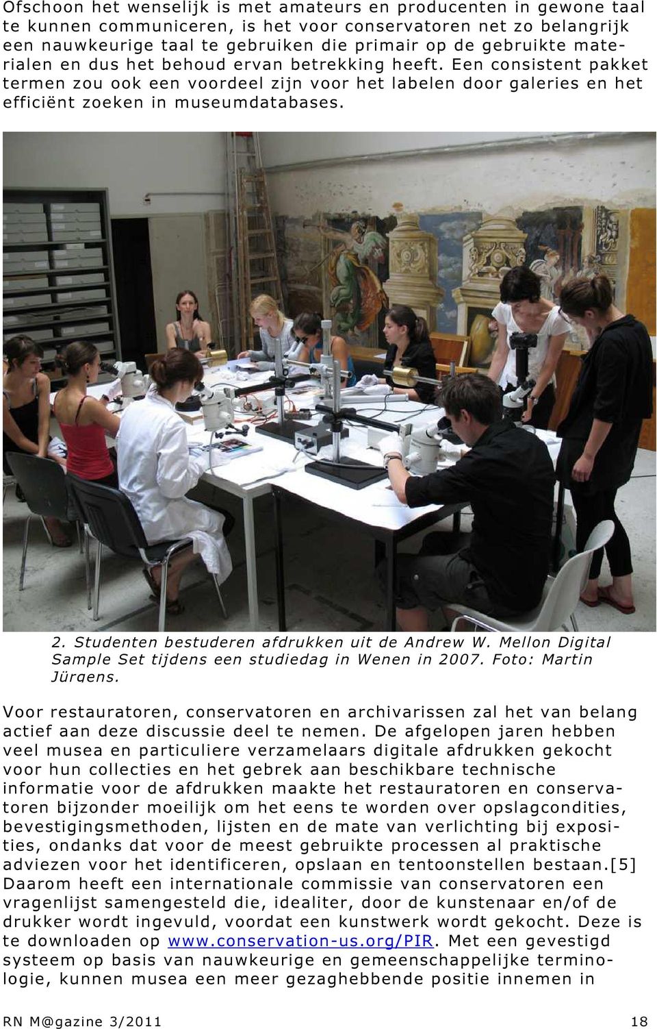 Studenten bestuderen afdrukken uit de Andrew W. Mellon Digital Sample Set tijdens een studiedag in Wenen in 2007. Foto: Martin Jürgens.
