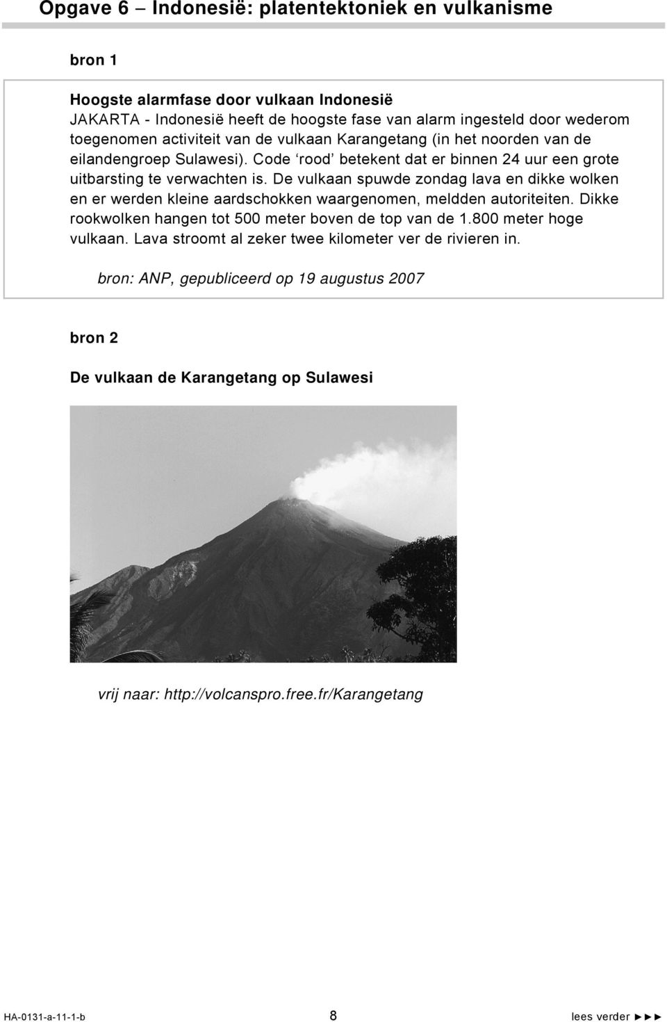 De vulkaan spuwde zondag lava en dikke wolken en er werden kleine aardschokken waargenomen, meldden autoriteiten. Dikke rookwolken hangen tot 5 meter boven de top van de 1.